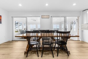 Dining - Waterfront Sunset Bayview: sleeps 6 (Chester)