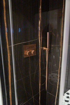 Een douche, een haardroger, een bidet, handdoeken