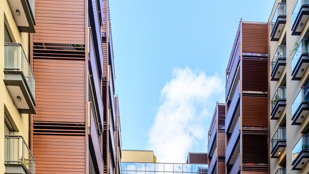 A modern apartment building with multiple balconies and a glass facade. - Trstevere Boutique Suite Roma with Turkish bath (Roma)
