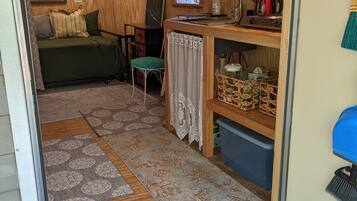 Studio, 1 Bedroom, Smoking, Patio | Living area