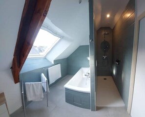 Sèche-cheveux, serviettes fournies, savon, shampoing