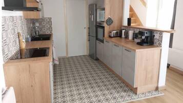 Een koelkast, een microgolfoven, een oven, een kookplaat