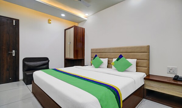 In-room safe, desk, iron/ironing board, bed sheets