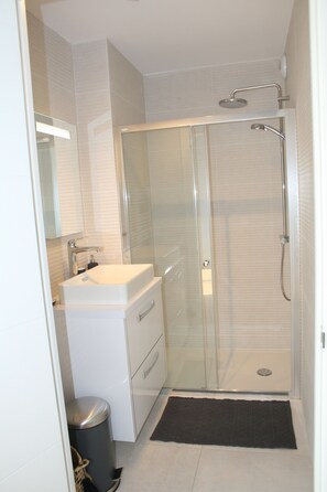 Hårtork, handdukar, tvål och schampo