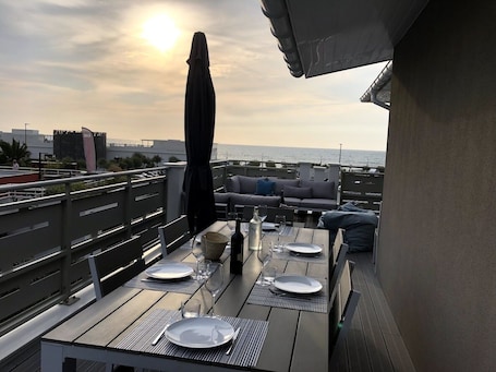 Outdoor dining. Appartement 3 Chambres vue Phare de Biarritz, Bord de Plage Avec Grande Terrasse