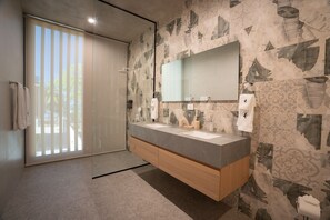 Shower, hair dryer, towels, soap - Beachfront Paradise centrally located to all things Jaco.  (Jaco)