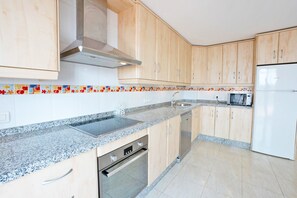 Een koelkast, een microgolfoven, een oven, een vaatwasser