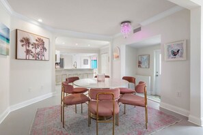 Dining - Barbie Beach Pad. Walk everywhere (Delray Beach)