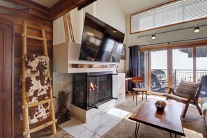 Smart TV y chimenea 