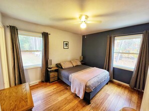 3 sovrum, skrivbord, strykjärn/strykbräda och resesäng