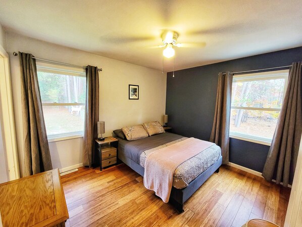 3 soverom, skrivebord, strykejern/-brett og reiseseng for barn