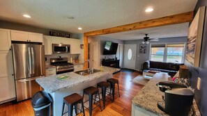 Kylskåp, mikrovågsugn, ugn och spishäll