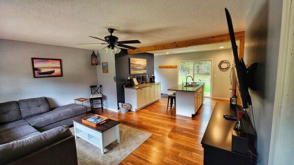 تلفزيون ذكي، مدفأة، ستيريو