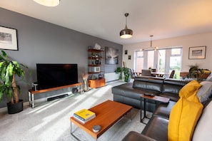 Smart TV, stereo - Luxury detached house next to Gedling Country Park. Pet friendly! (Nottingham)
