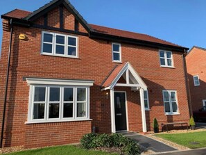 Exterior - Luxury detached house next to Gedling Country Park. Pet friendly! (Nottingham)