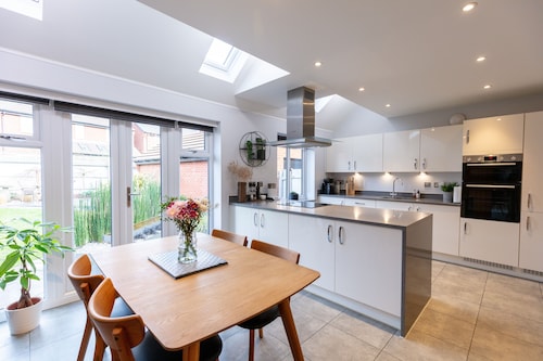 Luxury detached house next to Gedling Country Park. Pet friendly!