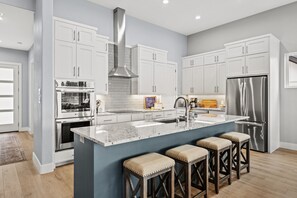 Geladeira, micro-ondas, fogão, lava-louças