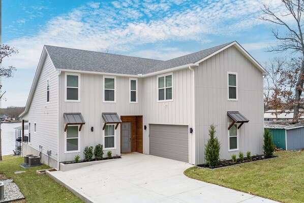 Exterior - Spectacular, New Waterfront Home.  A Place to Escape and Enjoy Lake Life! (Mabank)