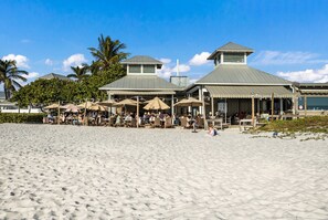 Accommodatie ligt op het strand, ligstoelen