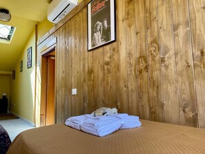 3 bedrooms, iron/ironing board, WiFi, bed sheets - Spaccanapoli Top, Your House in the old Town (Napoli)