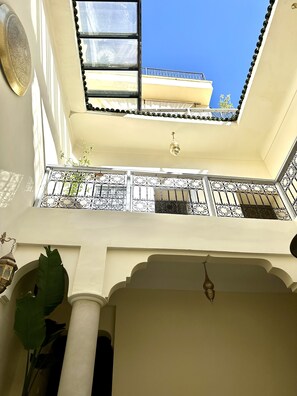 تفاصيل الفندق من الخارج