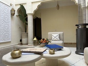 المنطقة المحيطة بالمنشأة