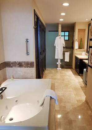 Bruser, hårtørrer, bidet, håndklæder