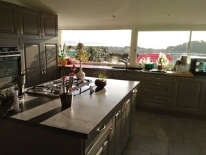 Fridge, microwave, oven, stovetop - Maison + Appartement Avec Magnifique vue (Saint-Chamas)