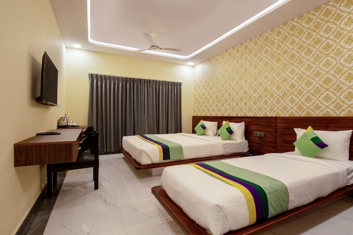 Deluxe Room | In-room safe, desk, soundproofing, iron/ironing board