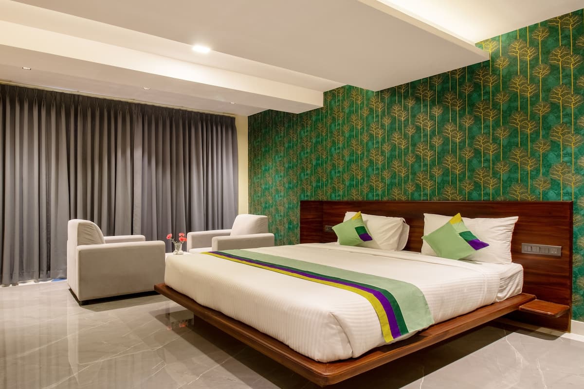 Standard Room | In-room safe, desk, soundproofing, iron/ironing board