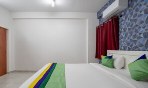 Standard Double Room | In-room safe, desk, iron/ironing board