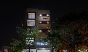 A building with multiple windows and a large sign advertising 'Treebo Royal Platinum Suites'. - Itsy Hotels Royal Platinum Suites (Bengaluru)