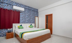 Standard Double Room | In-room safe, desk, iron/ironing board - Itsy Hotels Royal Platinum Suites (Bengaluru)