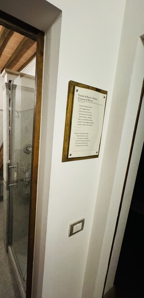 Suite clásica | Baño | Regadera, amenidades de baño gratuitas, secadora de cabello, bidet 