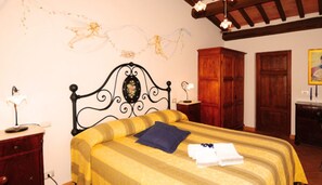 Luxury Room | 1 bedroom, premium bedding, free WiFi, bed sheets - Affittacamere La Vite (Pienza)
