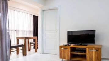 Iron/ironing board, free WiFi, bed sheets