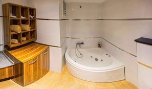Dusj, toalettartikler (inkludert), hårføner og tøfler