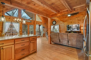 Smart TV, fireplace, video games, printers - Serene Cabin 9 mins to downtown Blue Ridge! Hot Tub, Firepit & Epic Game Room!  (Mineral Bluff)