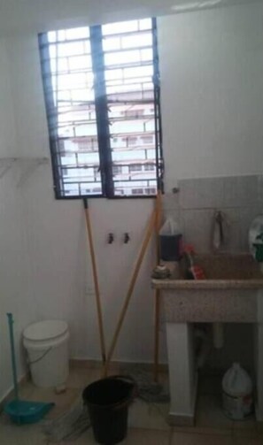Serviettes fournies, savon, shampoing, papier toilette