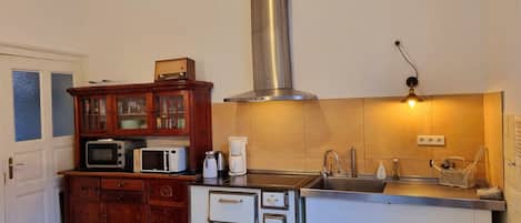 Fridge, oven, stovetop, dishwasher
