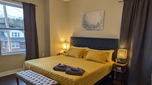 Room - Bright and Spacious 5 BR Home Close to downtown. Pet-Friendly! (Cincinnati)