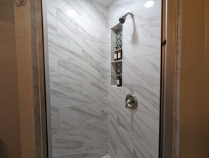 Een douche, een haardroger, handdoeken, zeep
