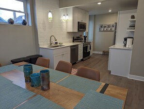 Fridge, microwave, oven, stovetop - Bright and Spacious 5 BR Home Close to downtown. Pet-Friendly! (Cincinnati)