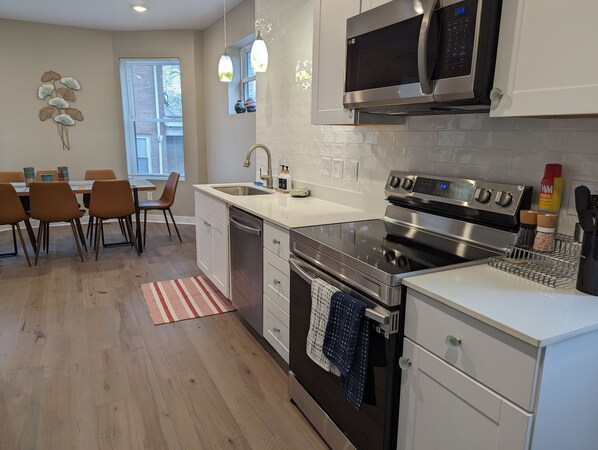 冷蔵庫、電子レンジ、オーブン、コンロ