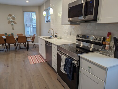 Bright and Spacious 5 BR Home Close to downtown. Pet-Friendly!