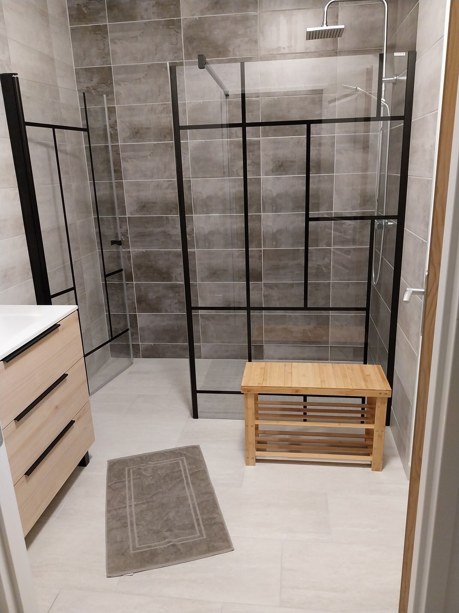 Een douche, een haardroger, handdoeken, toiletpapier