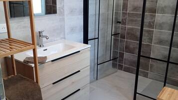 Een douche, een haardroger, handdoeken, toiletpapier