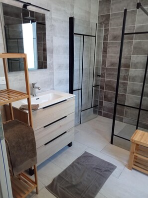 Dusche, Haartrockner, Handtücher, Toilettenpapier