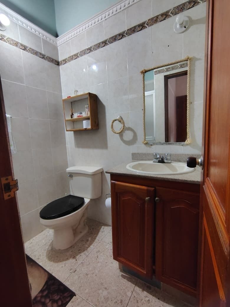 Suite básica, 1 habitación | Baño | Ducha, toallas, jabón y papel higiénico