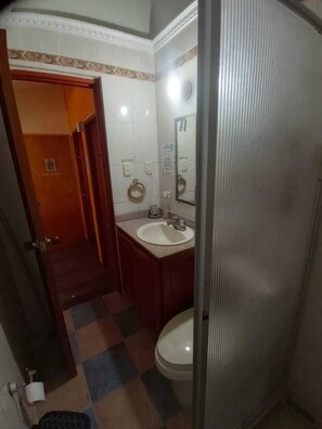 Familienzimmer, 1 Schlafzimmer | Badezimmer | Dusche, Handtücher, Seife, Toilettenpapier